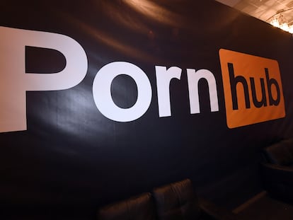 El logo de Pornhub en un estand de un evento para adultos.