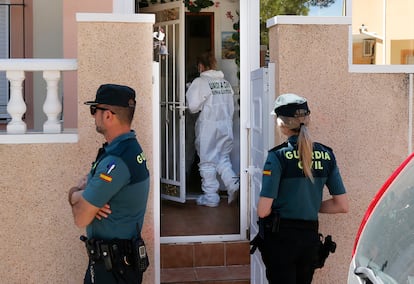 Agentes de la Guardia Civil y forenses a la entrada de la casa donde un hombre asesinó a su pareja en marzo de 2023, en Orihuela, Alicante.