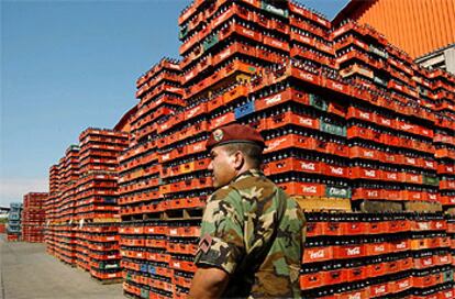 Un soldado de la Guardia Nacional en la planta de Coca-Cola.