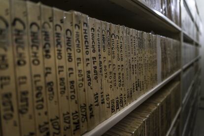 Casets de la radionovela 'Chucho el roto' en las estanterías de las bóvedas de la Fonoteca.