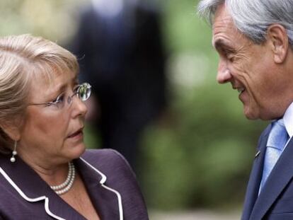 Michelle Bachelet com o ex-presidente Sebastián Piñera.