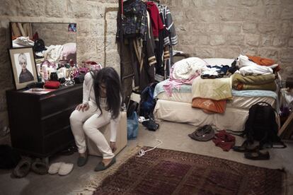 La artista Siria Iman Hasbani se viste en su dormitorio de la Residencia de Arte de Aley.