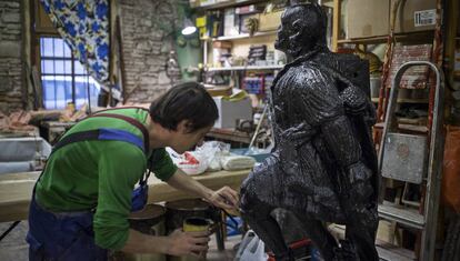 David Garc&iacute;a pinta el Negre de la Riba en su taller de la Barceloneta