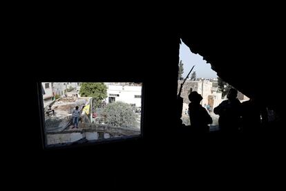 Un grupo de vecinos inspecciona la casa familiar del asaltante palestino Omar Abu Laila, tras ser derribada por las fuerzas israelíes, en la aldea de Az-Zawiya, en la Cisjordania ocupada por Israel, el 24 de abril de 2019.