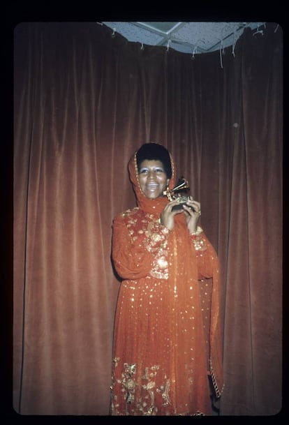 A família de Franklin foi uma entre tantas que emigraram do sul para o norte dos Estados Unidos, atraídas pelo calor do boom industrial. Na imagem, Aretha Franklin depois de ganhar um Grammy, em 14 de março de 1972