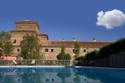 Piscina del hotel Hospedería Valle del Ambroz, en Hervás.