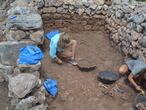 Estudiantes de arqueología excavando en el yacimiento de Torre d’en Galmés.