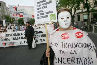 Trabajadores de la enseñanza concertada en la manifestación por la enseñanza pública de ayer.