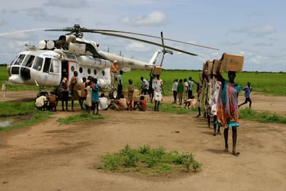 El personal de Unicef aterriza en Kiech Kuon, en Sudán del Sur, para asistir a madres con hijos en una zona que carece de servicios básicos.