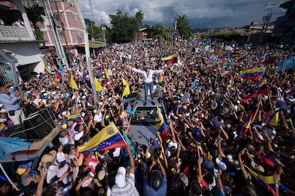 María Corina Machado encima de un vehículo rodeada de simpatizantes en Táchira, Venezuela, 27 de junio.