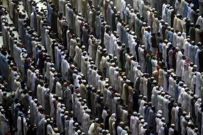 Fieles rezan en la mezquita Masjid al-Haram en la ciudad de La Meca (Arabia Saudí)