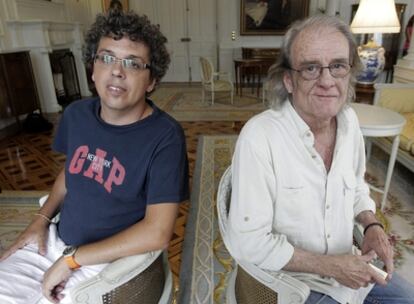 Los cantautores Luis Eduardo Aute y Pedro Guerra posan en el Palacio de La Magdalena, sede de la Universidad Internacional Menéndez Pelayo de Santander.