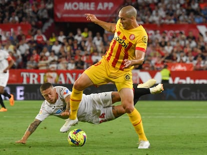 Oriol Romeu se impone en la acción al sevillista Papu Gómez.