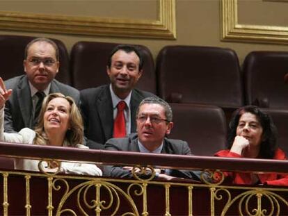 En primer plano, Alberto Ruiz-Gallardón entre Trinidad Jiménez (izquierda) e Inés Sabanés en la tribuna de invitados del Congreso. Detrás, el concejal de Hacienda, Juan Bravo, y el vicealcalde Manuel Cobo.