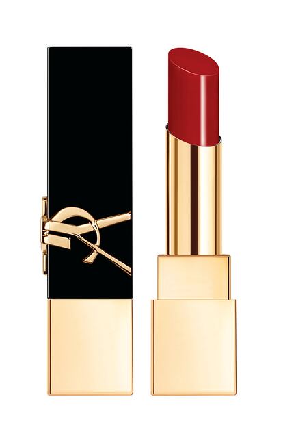 Quizá sea el clásico entre los clásicos: la barra de labios roja que es capaz de levantar un día gris. Este otoño, Yves Saint Laurent enriquecía su labial Rouge Pur Couture con la nueva versión The Bold, más audaz, brillante y pigmentada.