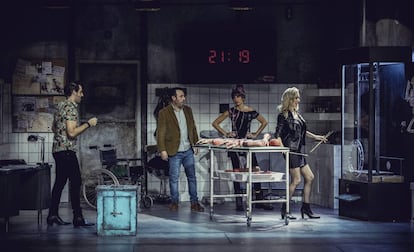 Los actores Leo Rivera, Antonio Molero, Marina San José y Kira Miró durante la representación de la obra 'Escape Room'.