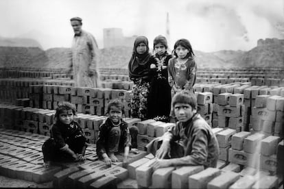 Niños que trabajan en una fábrica de ladrillos con sus padres en las afueras de Kabul posan para un retrato, el pasado 30 de mayo.