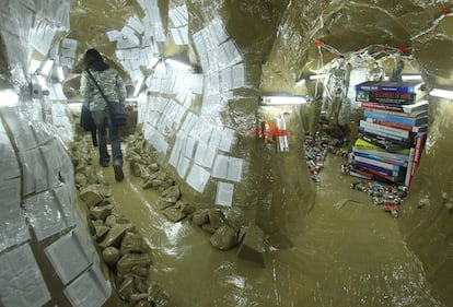 Thomas Hirschhorn recrea con su obra <i>Hombre cavernícola</i> una catacumba a base de cinta de embalar y cartón. El trabajo forma parte de la exposición <i>El intervalo luminoso: The D. Daskalopoulos collection</i>.