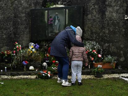 Una mujer y su hija, familiares de una víctima, depositaban, el martes unas flores en Tuam.