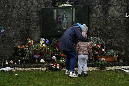 Una mujer y su hija, familiares de una víctima, depositaban, el martes unas flores en Tuam.