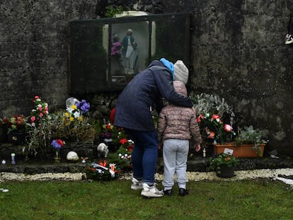 Una mujer y su hija, familiares de una víctima, depositaban, el martes unas flores en Tuam.