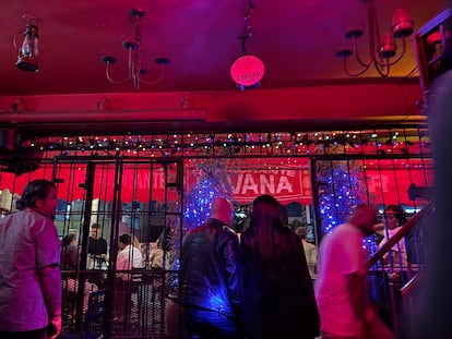 Un hombre europeo y una joven keniana abandonan juntos un bar de Nairobi, el 28 de diciembre de 2024.