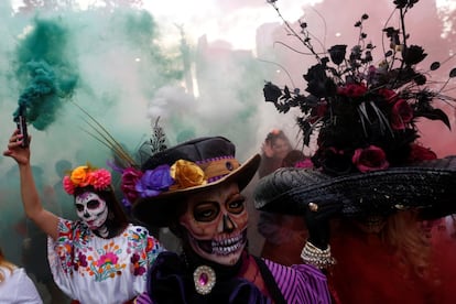 Um grupo de pessoas durante a celebração do desfile de La Catrina na Cidade de México.