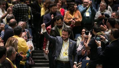  Pere Aragonès alza el brazo a la entrada del Congreso de ERC.
 