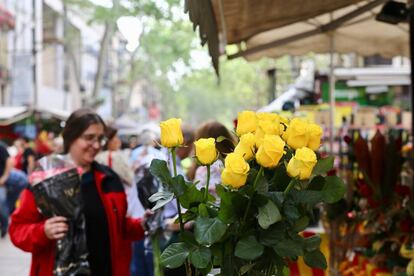 Rosas amarilla durante la celebración de Sant Jordi en Barcelona, el 23 de abril de 2018.