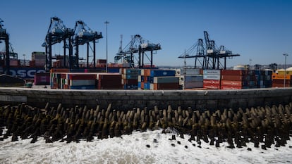 Muros de contención anti marejadas, en el puerto de San Antonio. 