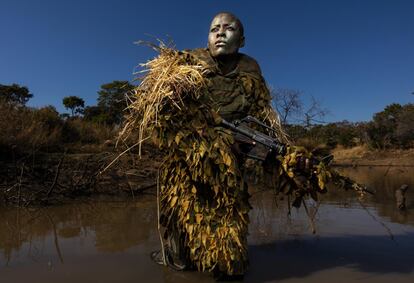 Un retrato de Petronella Chigumbura, que forma parte de un grupo de guardabosques, compuesto solo por mujeres, que persigue a cazadores furtivos en el parque natural de Phundundu, en Zimbabue. Akashinga ("Las valientes") es una fuerza de guardabosques establecida como un modelo alternativo de conservación. Su objetivo es trabajar con las poblaciones locales, en lugar de en contra de ellas, para los beneficios a largo plazo de sus comunidades y el medio ambiente. Akashinga comprende mujeres de entornos desfavorecidos, empoderándolas, ofreciendo puestos de trabajo y ayudando a las personas locales a beneficiarse directamente de la preservación de la vida silvestre.