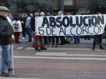 Concentración ayer en la plaza del Ayuntamiento de Alcorcón en apoyo a los cinco huelguistas.