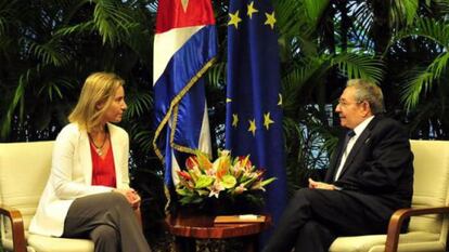 Federica Mogherini e o presidente Ra&uacute;l Castro, no dia 25.