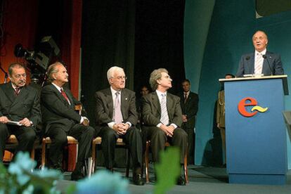 El rey Juan Carlos pronuncia su discurso de inauguración del Congreso de Rosario, en presencia de Héctor Tizón, Carlos Fuentes, Víctor García de la Concha y César Antonio Molina (de izquierda a derecha).