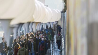 Los berlineses caminan a lo largo de la instalación de Christopher Bauder a lo largo de la galería este. Desde el día 7 de noviembre hasta el día 9 Berlín volverá a estar dividida. En el mismo lugar donde hasta hace 25 años se alzaba el muro de Berlín se volverá a alzar, no un muro, sino 8.000 globos rellenos de helio que marcarán el lugar donde se encontraba la frontera entre las dos alemanias durante 28 años