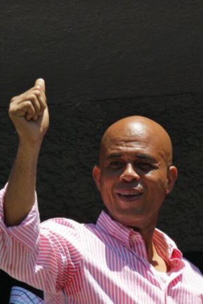 Martelly saluda al pueblo haitiano en 2011.