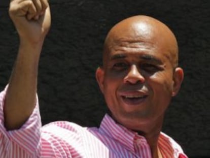 Martelly saluda al pueblo haitiano en 2011.