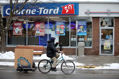 Un ciclista pasa ante una tienda Couche-Tard en Montreal (Canadá).