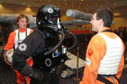 Seguidores de la saga <i>Star wars</i>, ayer, en el Festival de Sitges.