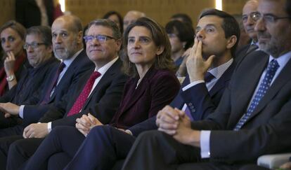 De izquierda a derecha: José Domínguez, secretario de Estado de Energía; Jordi Sevilla, presidente de REE;  Teresa Ribera, ministra para la TRansición Ecologica; y Alejandro Martínez Peón, consejero delegado de PRISA Noticias.