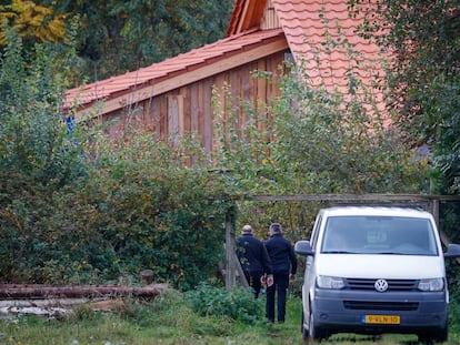 La polícía holandesa prosigue su investigación en la granja de Ruinerwold, en Drenthe (Holanda). 