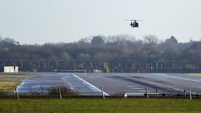 El aeropuerto londinense de Gatwick, el segundo del Reino Unido después de Heathrow, vive una situación de caos, después de que la aparición de dos drones cerca de la pista obligase a la suspensión de los despegues y aterrizajes. Un helicóptero de la Policía sobrevuela una de las pistas del aeropuerto de Gatwick.