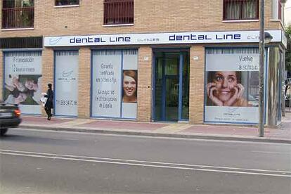 Clínica dental en Valencia, con entrada a pie de calle, para facilitar la accesibilidad de los pacientes.