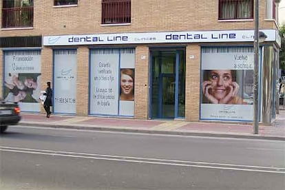 Clínica dental en Valencia, con entrada a pie de calle, para facilitar la accesibilidad de los pacientes.