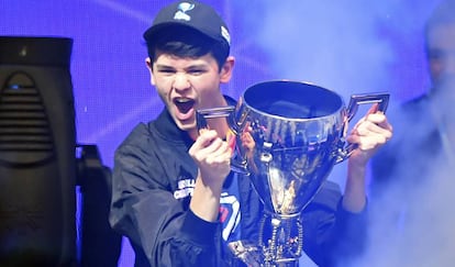 Bugha, el ganador del pasado mundial de Fortnite, celebra su victoria el pasado 28 de julio.  