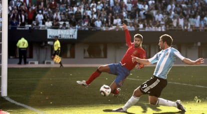 Higuaín, marca el segundo gol de Argentina pese a la oposición de Piqué
