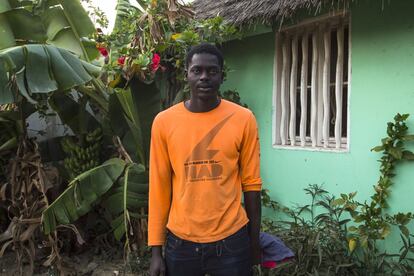 Souleyman Ndiayo lleva dos tercios de su vida en Saint Louis tras llegar con apenas siete años desde Gambia. Conoció Maison de la Gare en 2016, cuando vino a buscar cuidados médicos por una herida. Empezó frecuentando las clases de inglés y francés, a las que después sumó el taller de costura. Si se le pregunta por el futuro, ríe. De repente se queda callado durante algunos minutos, serio. No sabe si revelar a qué quiere dedicarse. Tiene miedo de que las palabras en voz alta puedan perjudicar su sueño.