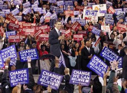 El senador por Illinois, Barack Obama, se dirige a los demócratas durante un mitin en Baltimore.