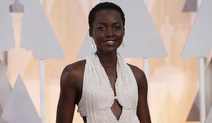 A atriz Lupita Nyong'ou, vestida de Calvin Klein no Oscar.