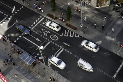 Cuando se active el plan Madrid 360, en contra de lo que ocurre ahora, los vehículos con etiqueta C -de gasolina posteriores a 2006 y de gasóleo posteriores a 2014- con dos ocupantes o más podrán transitar libremente por la zona de bajas emisiones. En la imagen, vehículos circulan por la Gran Vía.